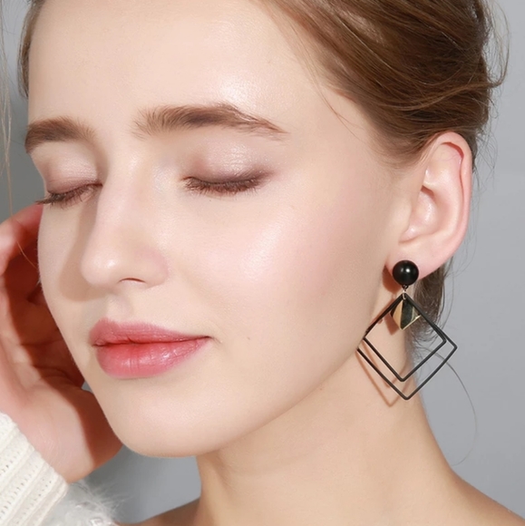 Clip On Dangling Lightweight Earrings - Picture 4 of 4